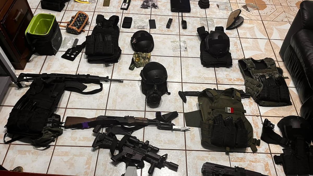 Operativo militar en General Plutarco Elías Calles dejó dos detenidos y el aseguramiento de armas, cartuchos y equipo táctico. | Foto: Especial GH.