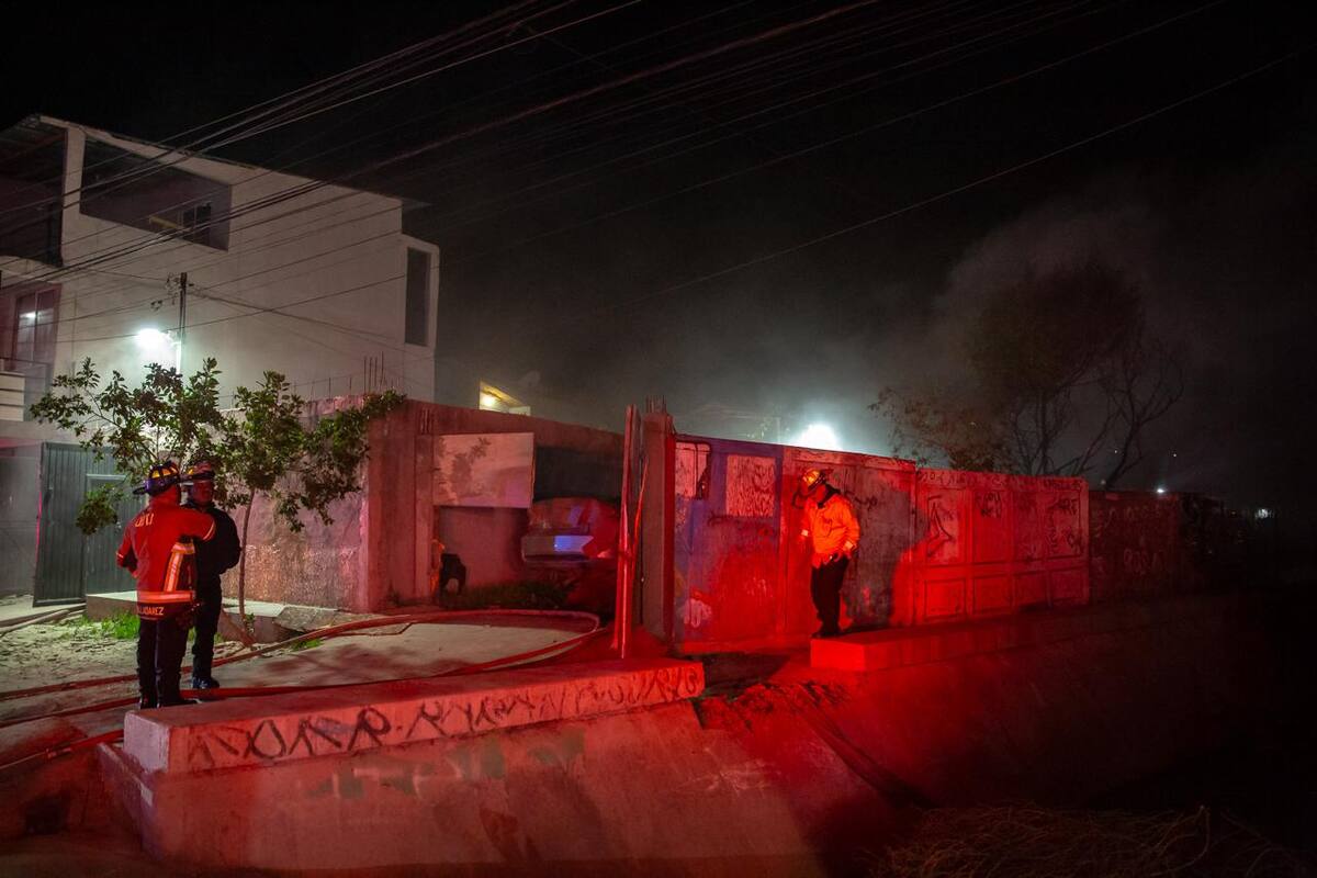 El siniestro ocurrió de madrugada en casas de madera y no se reportaron personas lesionadas. Foto: Border Zoom