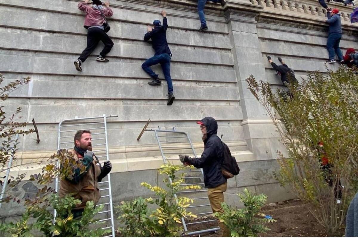 Muere policía del Capitolio luego de asalto al Congreso de EU: CNN