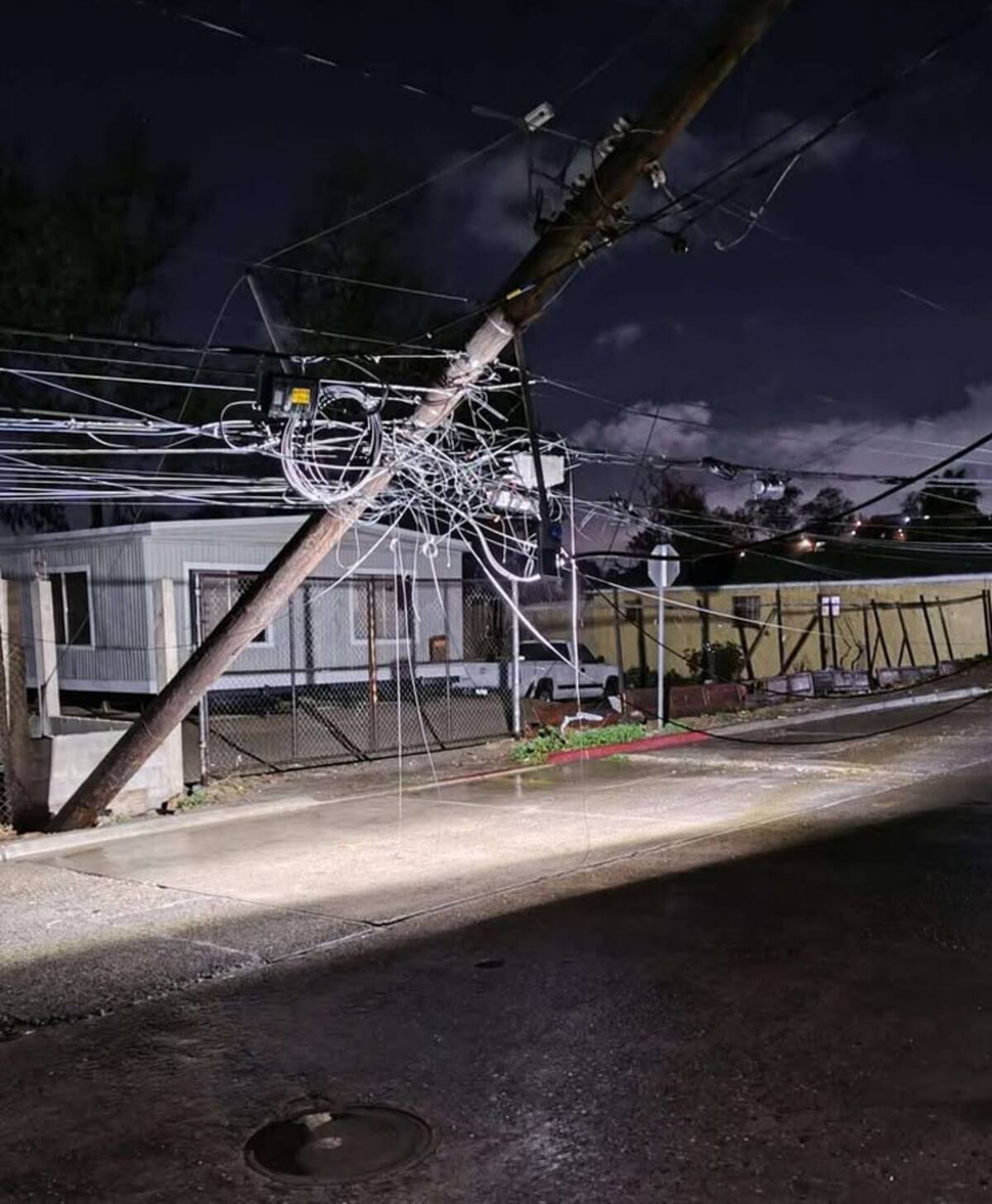 En la colonia El Rubí se cayó un poste de electricidad.