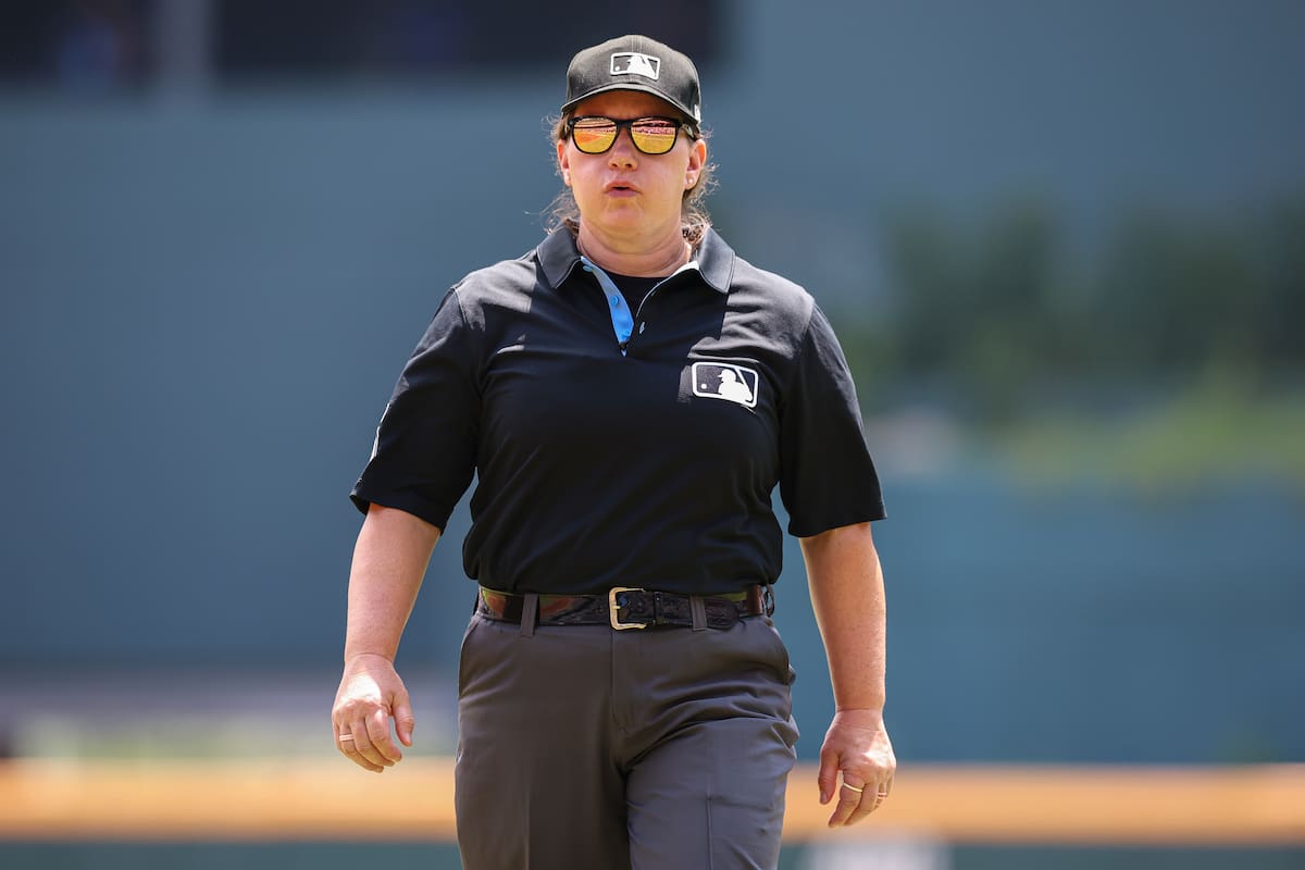 La umpire Jen Pawol observa desde la primera base la primera entrada del primer duelo de la doble cartelera entre los Bravos de Atlanta y Marlins de Miami el sábado 9 de agosto del 2025. (AP Foto/Colin Hubbard)