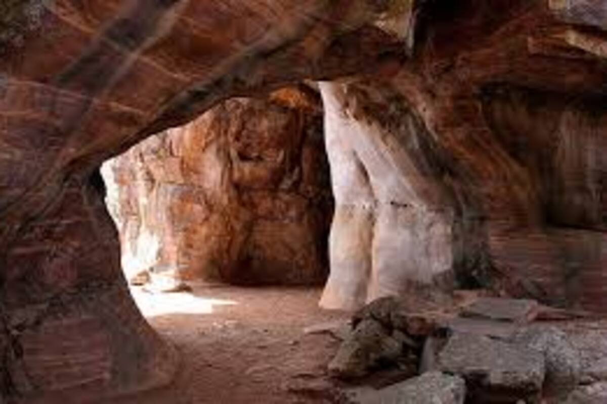 Descubren a seis turistas escondidos en una cueva de la India