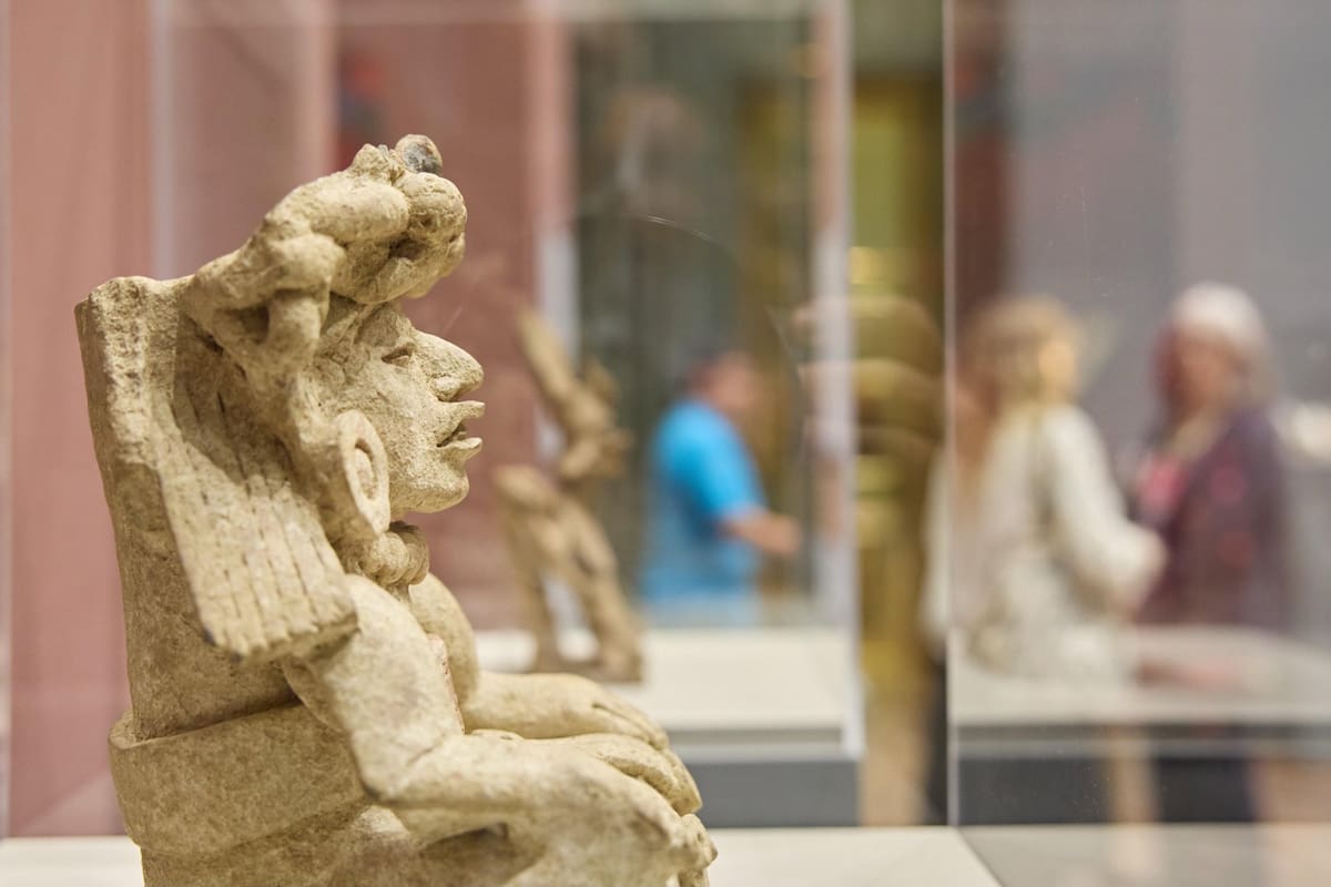 El ministro José Manuel Albares inauguró la exposición "La mitad del mundo. La mujer en el México indígena".