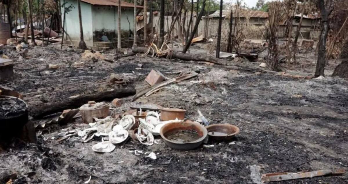 Los combates han dejado gran parte del estado de Rakhine en ruinas, como la aldea de Myo Thu Gy, incendiada por el ejército en 2017. / Getty Images. - BBC.