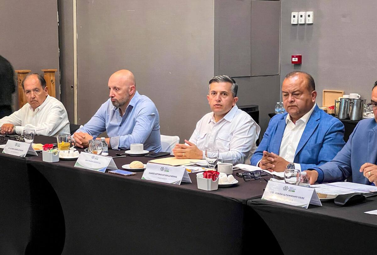 El director de la Comisión Estatal de Servicios Públicos de Ensenada (Cespe), Alonso Centeno Hernández, se reunió con miembros del Consejo Coordinador Empresarial de Ensenada (CCEE).