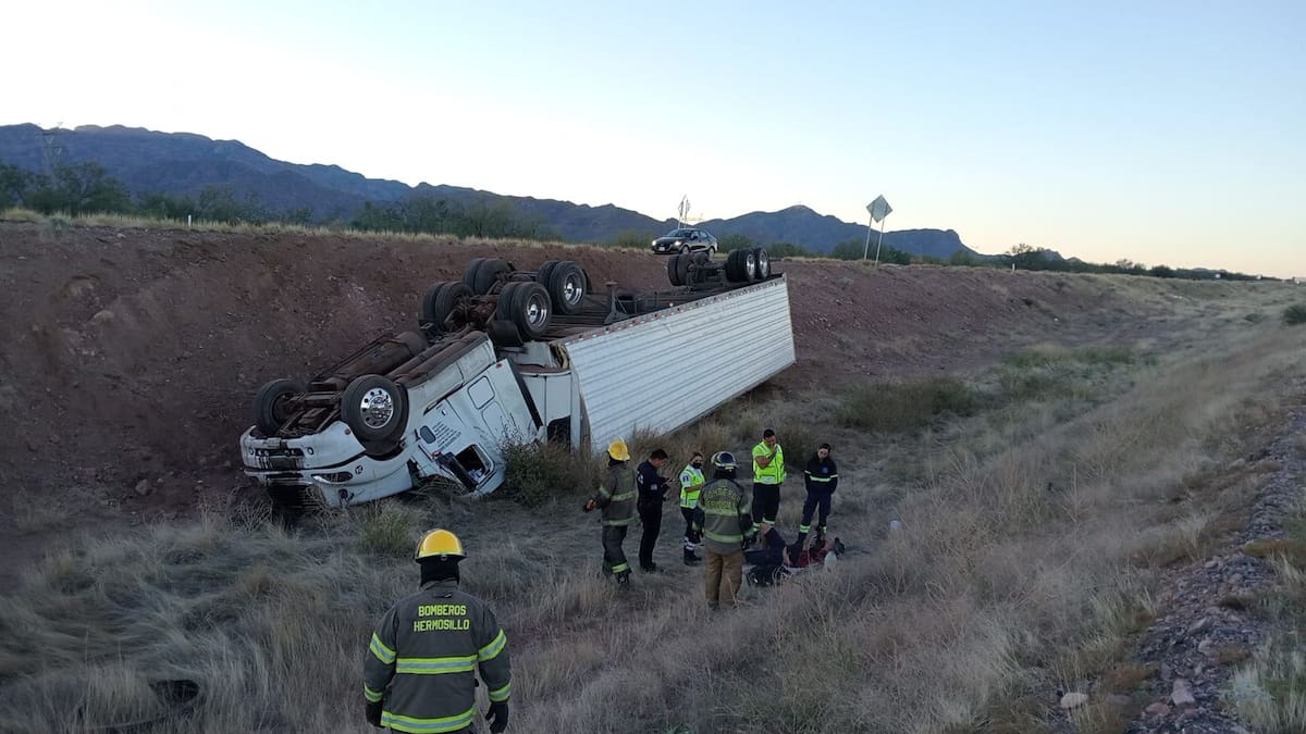 Se volcó un tráiler en la carretera Hermosillo-Guaymas a la altura del kilómetro 201; la unidad terminó con las llantas hacia arriba y el conductor fue trasladado a un hospital con posible fractura de costillas