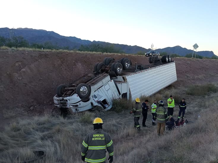 Se volcó un tráiler en la carretera Hermosillo-Guaymas a la altura del kilómetro 201; la unidad terminó con las llantas hacia arriba y el conductor fue trasladado a un hospital con posible fractura de costillas