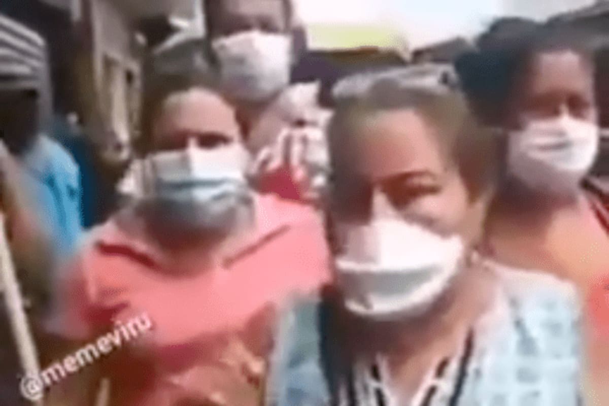 Señora "imita" al pato Donald con gracioso cubrebocas