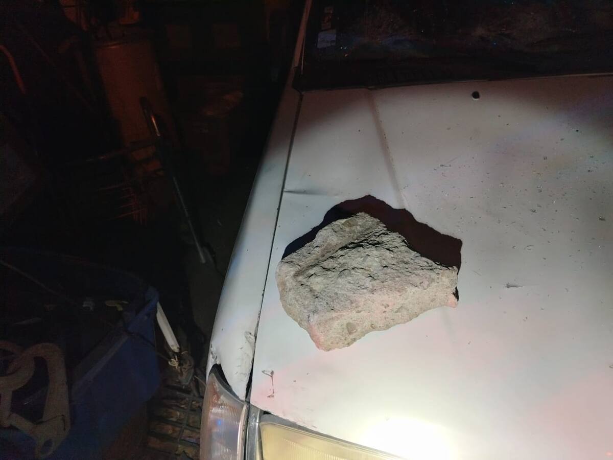 Durante la discusión, Omar "N" tomó una piedra de cemento y la lanzó contra el parabrisas de una camioneta Nissan Frontier, modelo 1998, propiedad del denunciante. Foto: Cortesía
