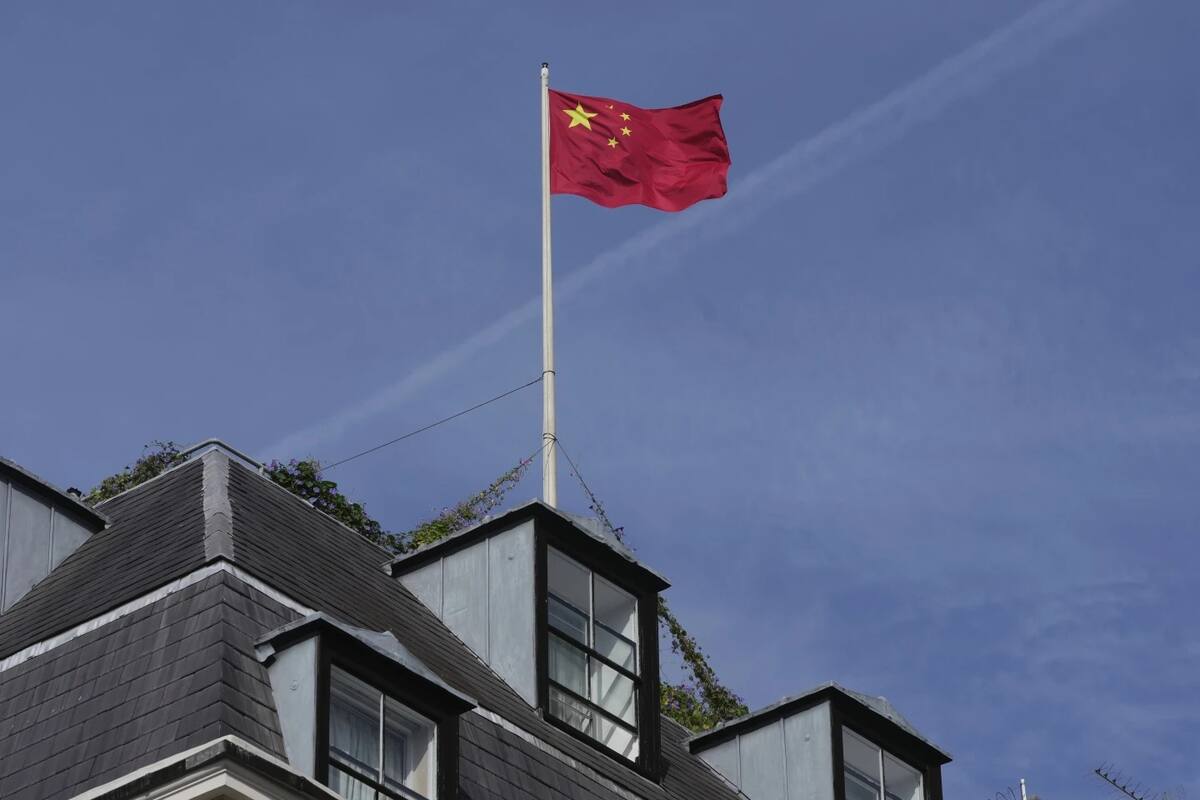 Una bandera nacional china iazada en la embajada de China en Londres, el lunes 11 de septiembre de 2023. | Crédito: AP/Kin Cheung (Archivo).