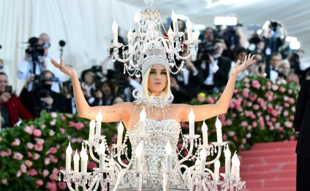 Katy Perry (2019). Se disfrazó de candelabro con luces reales, provocando burlas.