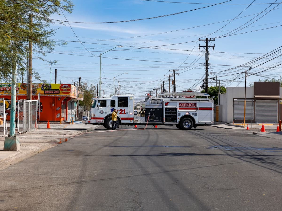 Debido a las labores de los bomberos, se llevó a cabo el cierre de las vialidades de la zona l Foto: Juan J. Morales