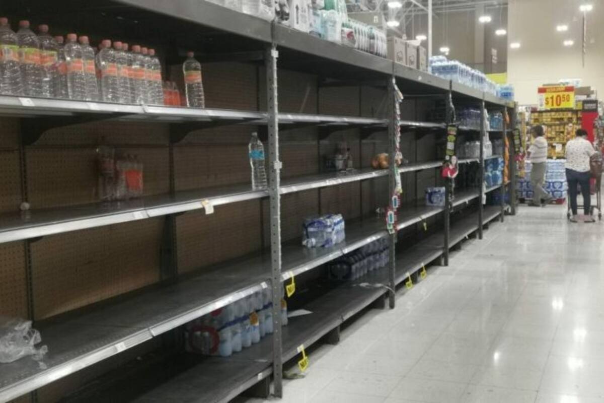 Establecimientos limitan venta de agua embotellada ante falta de agua en Nuevo León