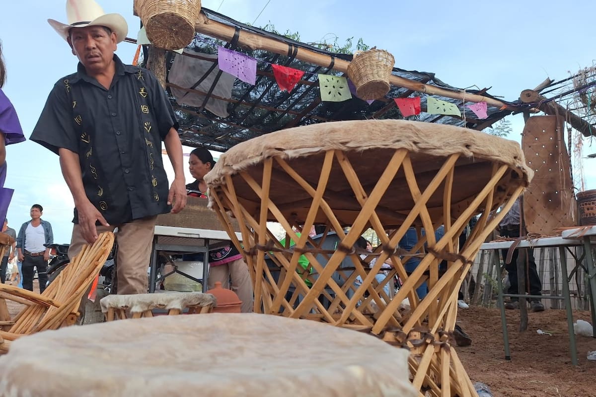 Artesano guarijío preserva sus raíces a través de la madera