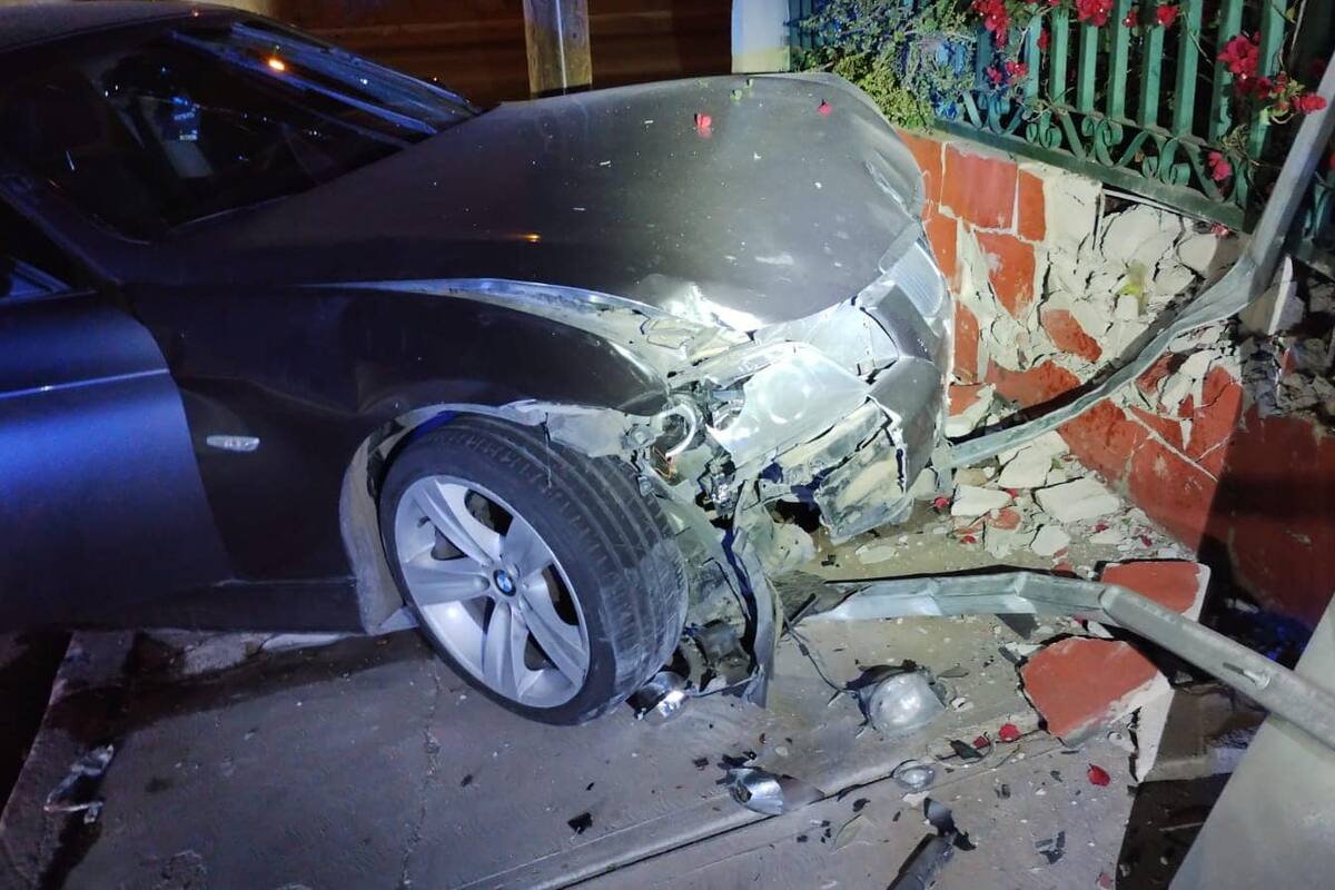 Se pasa el alto y choca contra una barda perimetral en la Colón