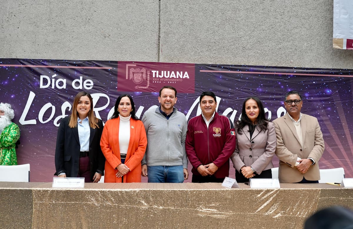 En el presídium estuvieron presentes la secretaria de Educación, Leticia Vidrio Moreno; la regidora Michel García; la regidora Mónica Padilla; y el consejero jurídico, Alejandro Rivero.