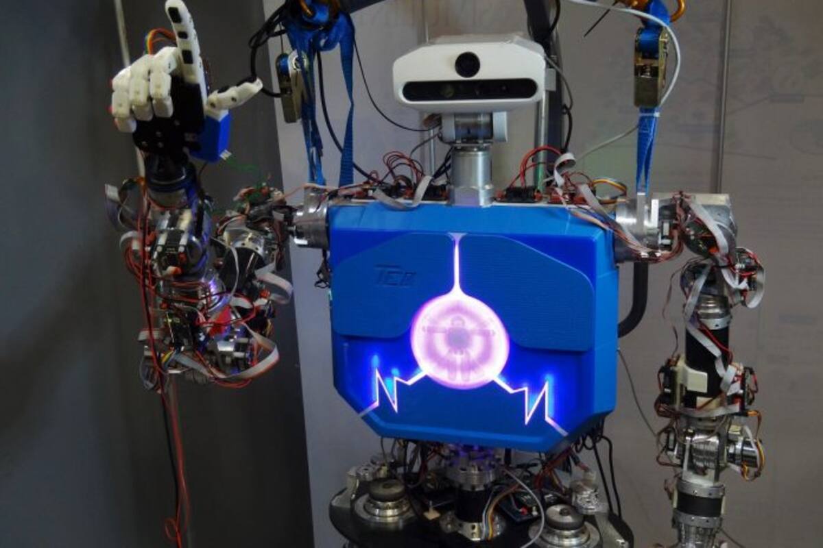 Enseñan a robot a comunicarse en lenguaje de señas