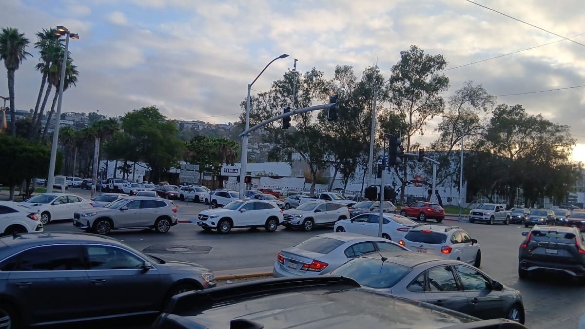 Largas filas hacia la garita de San Ysidro provocaron congestionamiento en Zona Río este lunes. Foto: Sergio Ortiz