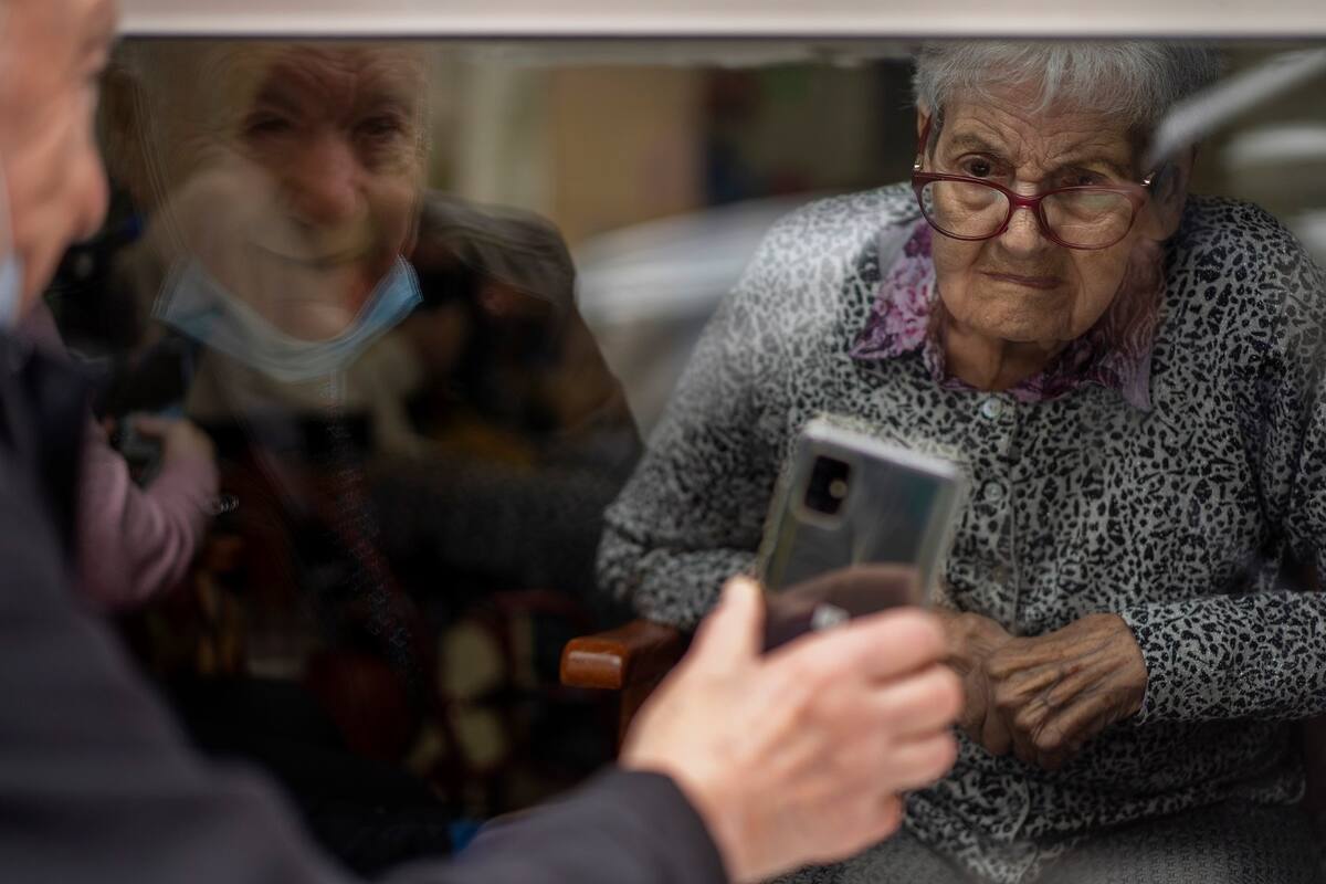 Pareja de ancianos en España se mantiene unida pese a Covid-19