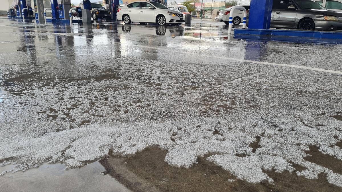 El granizo se observa en el interior de una estación de gasolina de la colonia Norberto Ortega, a un costado del bulevar Solidaridad al Norte de Hermosillo. FOTO: JULIÁN ORTEGA