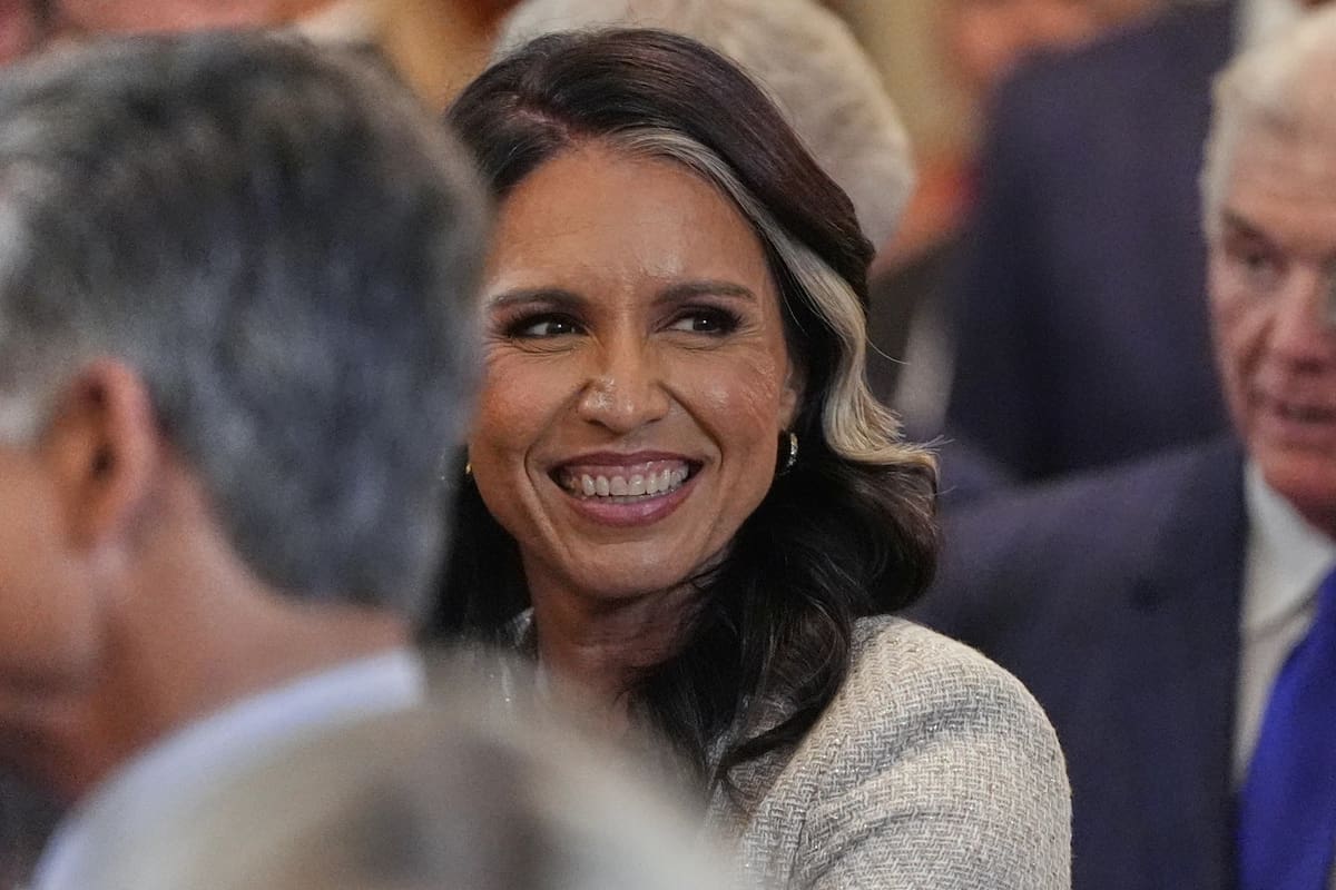 La directora de Inteligencia Nacional, Tulsi Gabbard, llega antes de que el presidente Donald Trump hable durante una recepción para miembros republicanos del Congreso en la Sala Este de la Casa Blanca, el martes 22 de julio de 2025, en Washington. | Crédito: AP/Julia Nikhinson