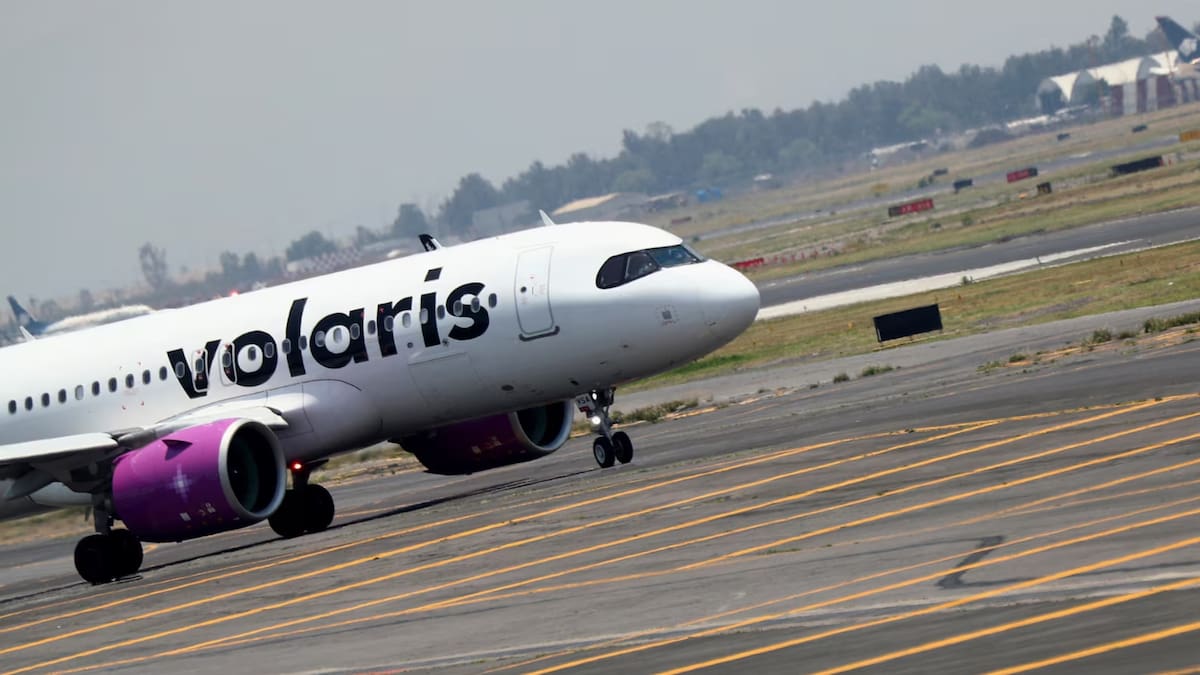 Una mujer de la tercera edad murió a bordo de un vuelo de Volaris que viajaba de Chicago a Michoacán lo que obligó a un aterrizaje de emergencia en el Aeropuerto Internacional de Monterrey donde paramédicos confirmaron el deceso presuntamente por causas naturales