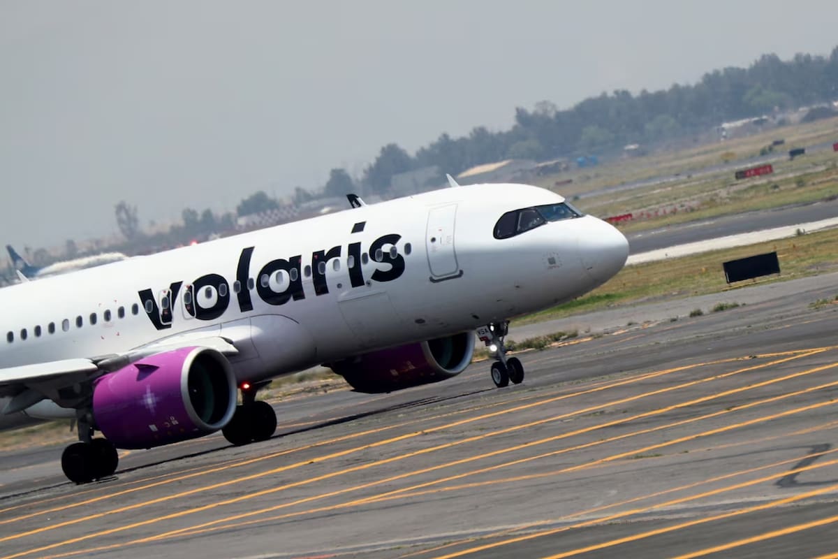Una mujer de la tercera edad murió a bordo de un vuelo de Volaris que viajaba de Chicago a Michoacán lo que obligó a un aterrizaje de emergencia en el Aeropuerto Internacional de Monterrey donde paramédicos confirmaron el deceso presuntamente por causas naturales