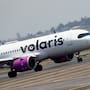 Una mujer de la tercera edad murió a bordo de un vuelo de Volaris que viajaba de Chicago a Michoacán lo que obligó a un aterrizaje de emergencia en el Aeropuerto Internacional de Monterrey donde paramédicos confirmaron el deceso presuntamente por causas naturales