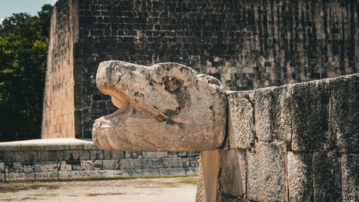 La pirámide de Chichén Itzá fue redescubierta en 1873 tras permanecer oculta por la selva durante más de seis siglos.|Foto: X