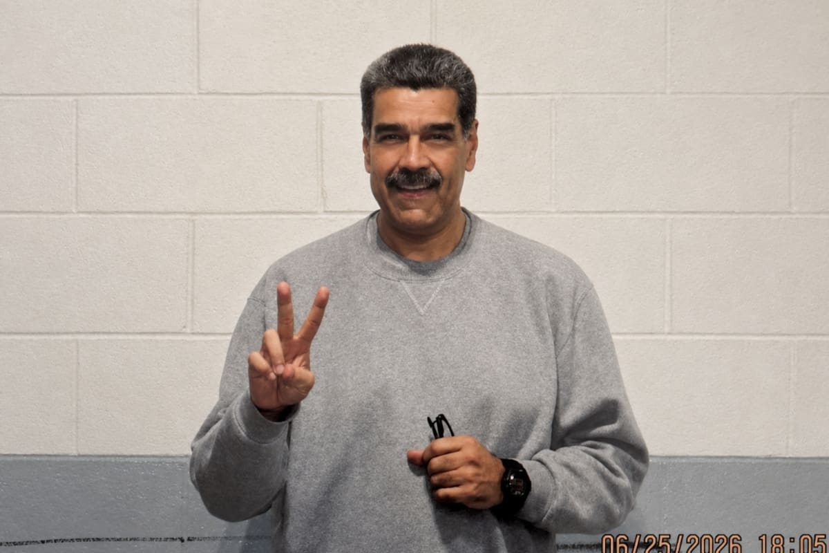 Nicolás Maduro reaparece en fotos tomadas desde prisión en Estados Unidos, se declara firme junto a Cilia Flores y espera un juicio federal por cargos de narcotráfico y armas
