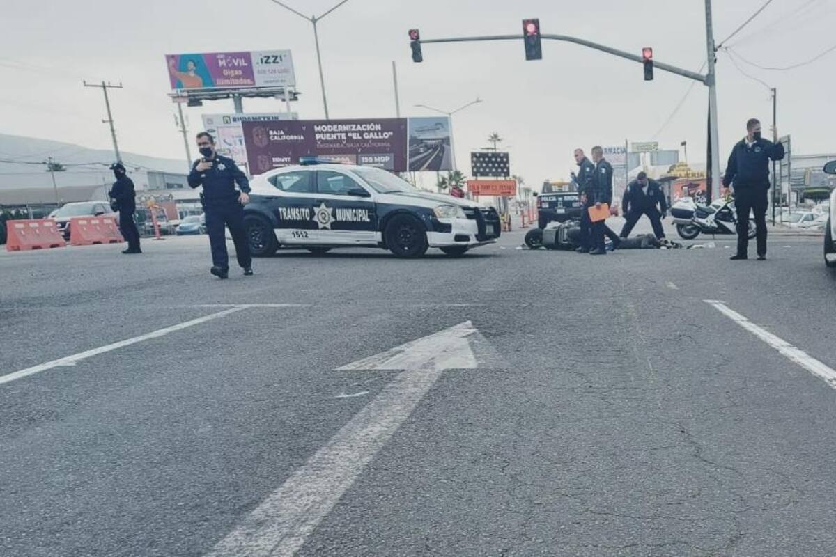 Microbus se pasa un alto y atropella a mujer motociclista