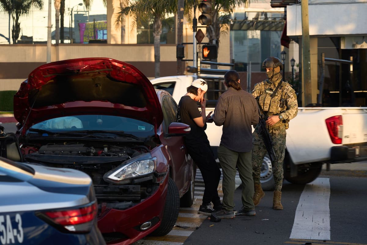 El accidente ocurrió sobre la avenida Paseo Playas de Tijuana, donde un pick up de la Marina se impactó contra un vehículo Nissan Sentra dejando como saldo dos personas lesionadas. Foto: Border Zoom