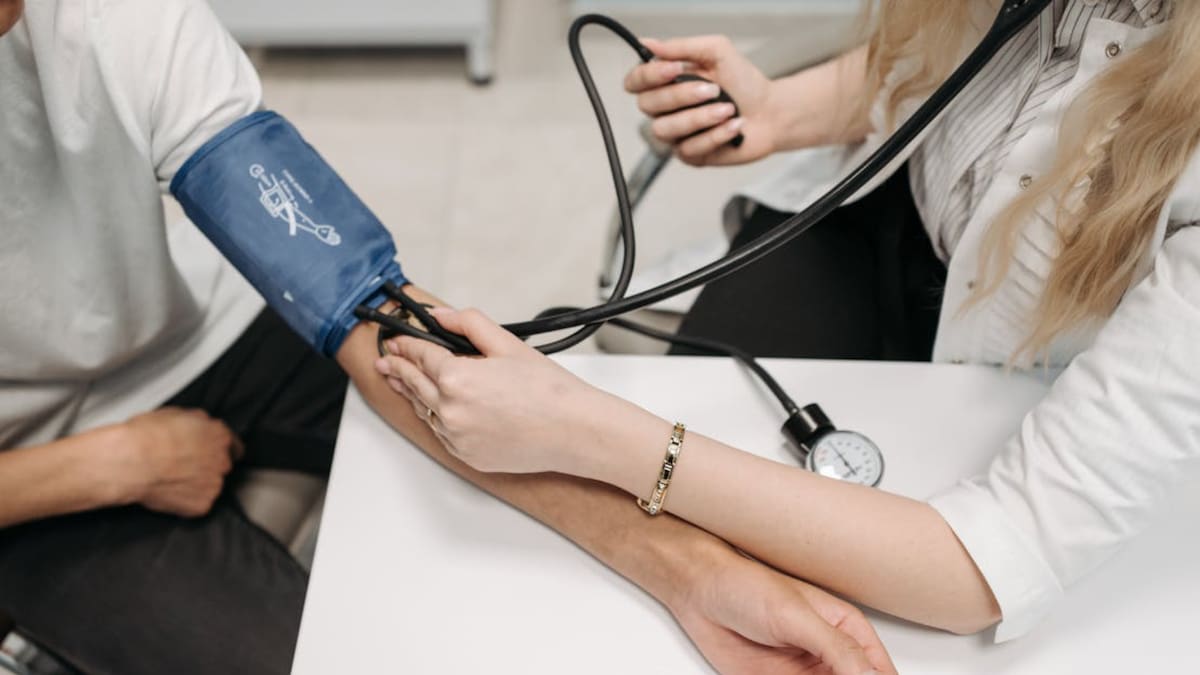 Expertos advierten que culpar al paciente no basta para explicar la hipertensión, ya que la presión arterial puede empeorar por alteraciones vasculares y hormonales aun cuando hay tratamiento y cuidado