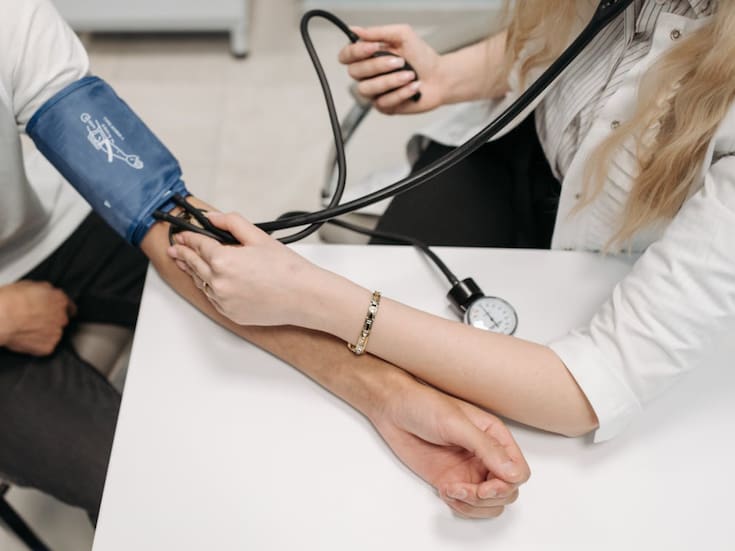 Expertos advierten que culpar al paciente no basta para explicar la hipertensión, ya que la presión arterial puede empeorar por alteraciones vasculares y hormonales aun cuando hay tratamiento y cuidado