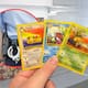 Policía de Tokio arresta a dos hombres por comprar ilegalmente miles de cartas Pokémon con cuentas falsas; autoridades estiman ganancias de 25,500 dólares