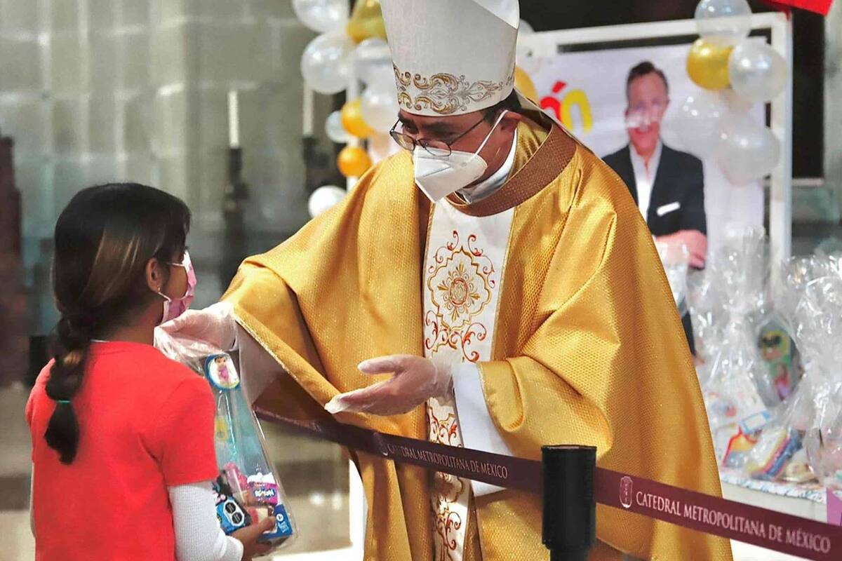 Obispos regalaron juguetes en la Catedral Metropolitana de CDMX
