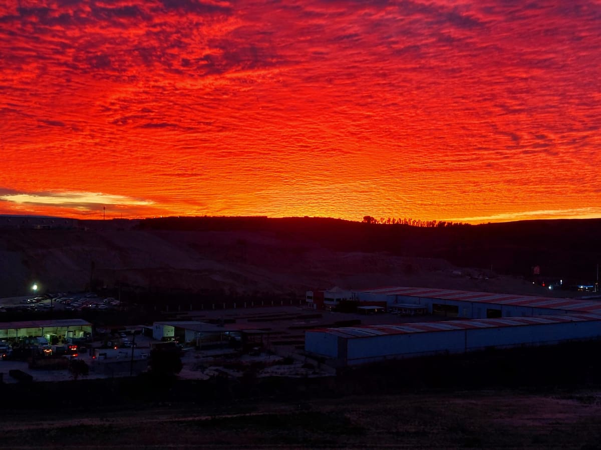 El cielo se tiñó de un rojo intenso, creando la ilusión de un mar rojo. Foto: Sergio Ortiz