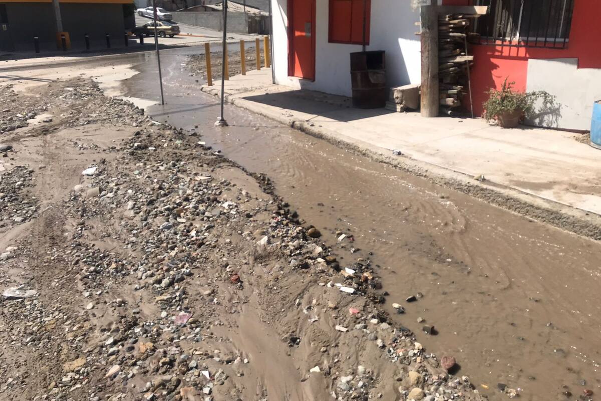 Fuga de agua genera río de más de un kilómetro