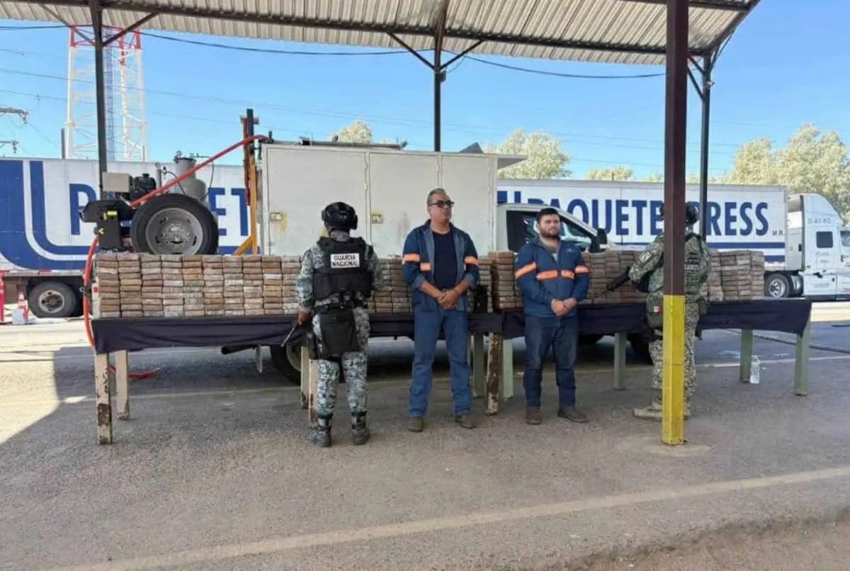 En el operativo fueron detenidas dos personas que viajaban en la unidad, informó la Mesa Estatal de Seguridad de Sonora el sábado 10 de octubre. Foto: Cortesía
