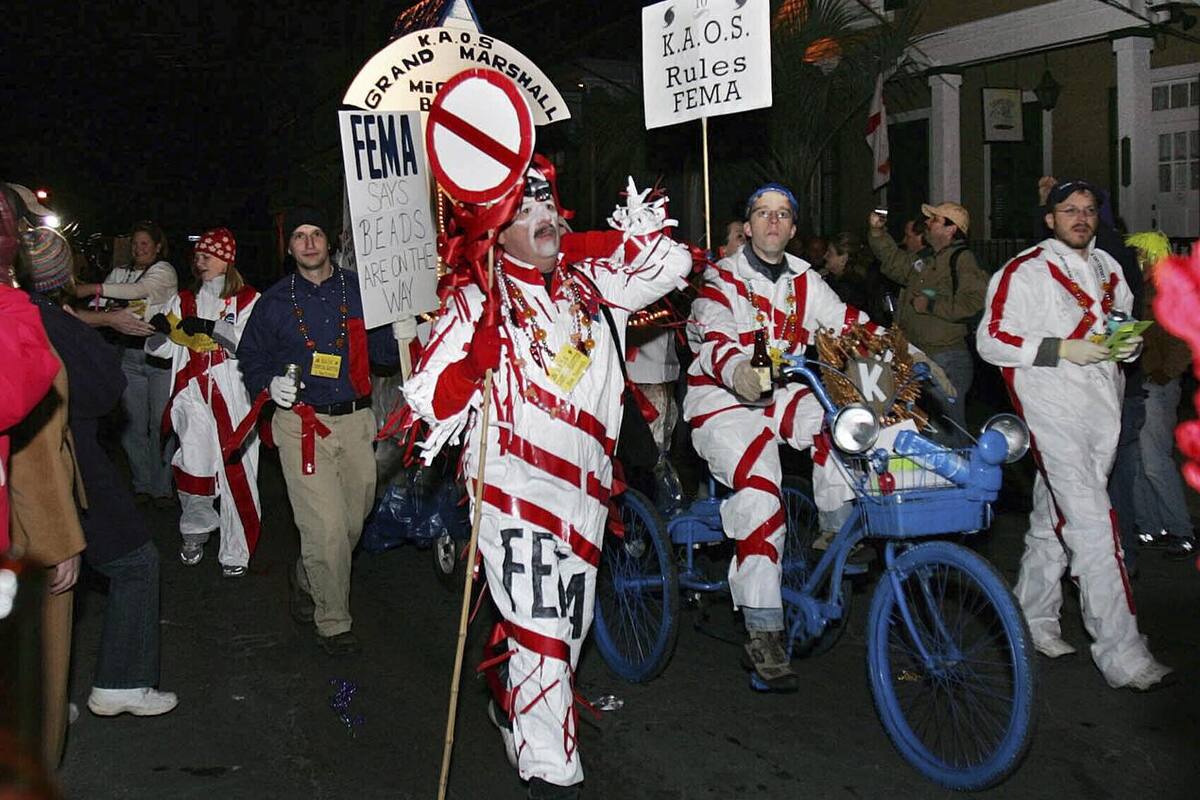 Oficial de salud se retira del desfile de Mardi Gras