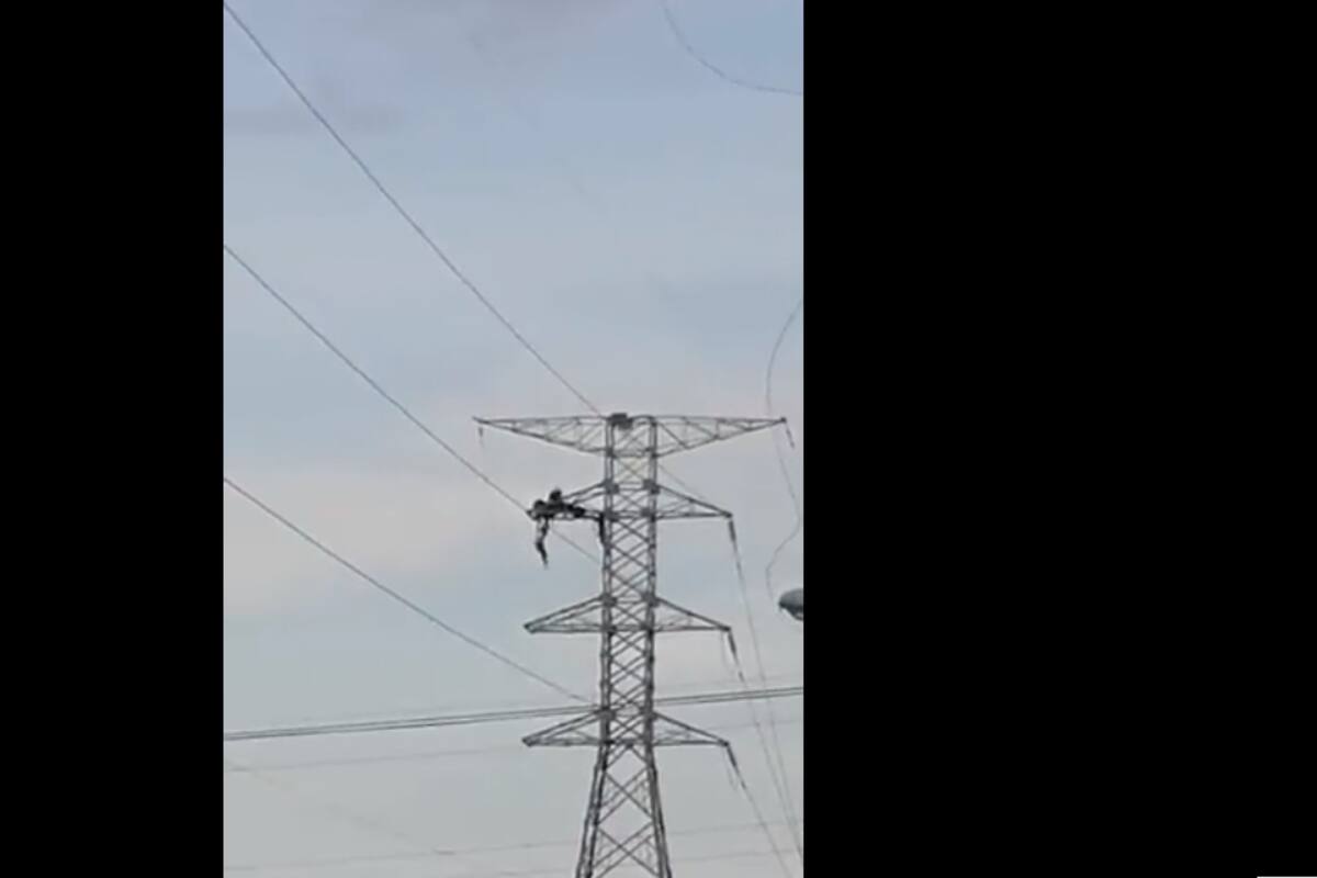 Mujer se tira desde una torre del alta tensión en Mérida