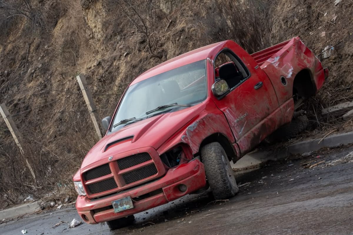 La camioneta terminó volcada sobre la vialidad luego de que el conductor presuntamente perdió el control al derrapar. Foto: Border Zoom
