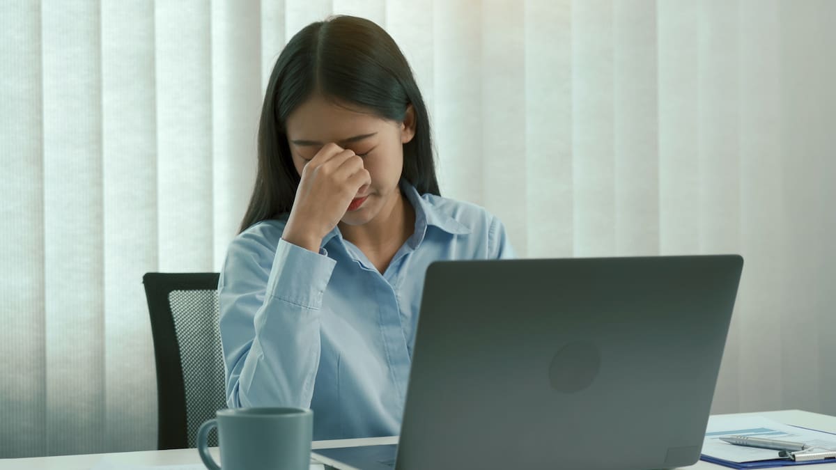 Un estudio en Estados Unidos reveló que trabajadores de sectores como servicios sociales, alimentos, salud y educación presentan mayores tasas de depresión/Foto: Canva