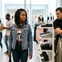 ¿Te siguen en una tienda por tu apariencia? Así puedes denunciar este tipo de discriminación conocida como perfilamiento racial