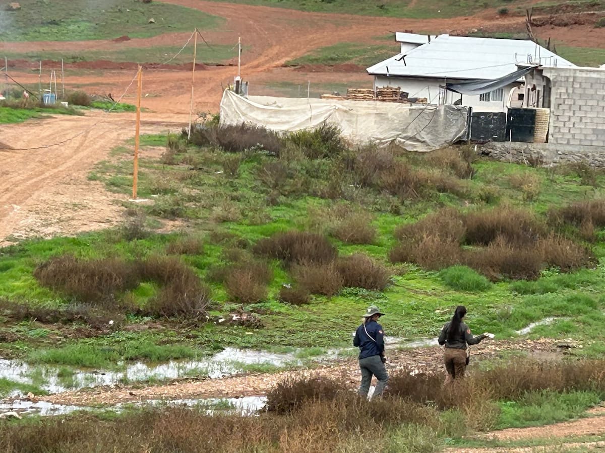 Personal de Protección Civil de Ensenada coloca engomados preventivos y difunde recomendaciones en español, triqui y mixteco para advertir a las familias sobre posibles inundaciones y crecidas de arroyos. Foto: Cortesía