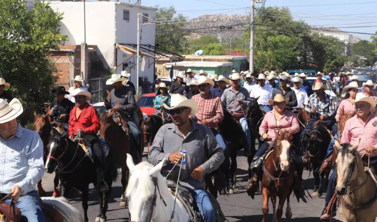 Cabalgata de los cuadras de caballos desde el ejido El Buey hacia la iglesia de San Judas en Las Amapolas. / Archivo