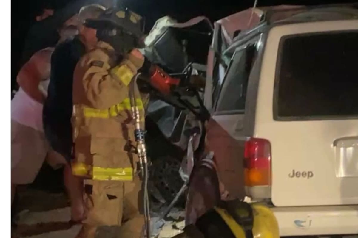 Tres jóvenes resultan gravemente heridos tas choque frontal; uno quedó prensado