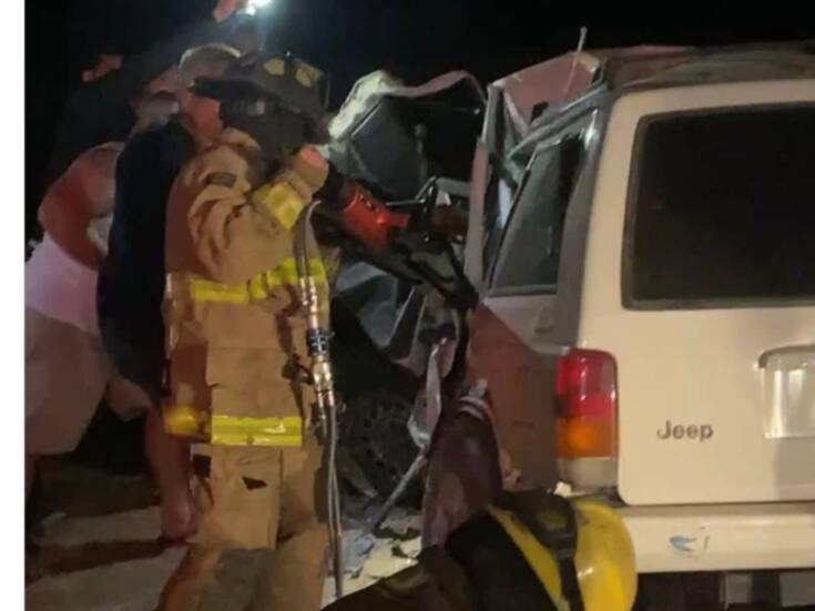 Tres jóvenes resultan gravemente heridos tas choque frontal; uno quedó prensado