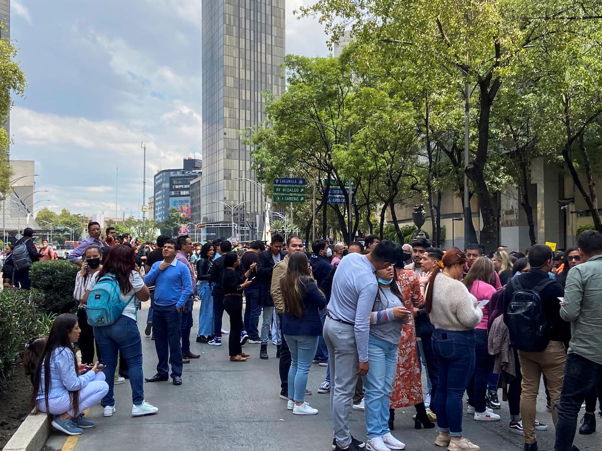 Habitantes de Ciudad de México salen a las calles durante un terremoto en la capital. 19 de septiembre de 2022. REUTERS/Raquel Cunha
