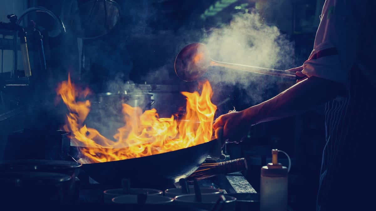 Un cocinero necesita dominar técnicas básicas de cocina, conocer la composición de los alimentos y seguir los estándares de higiene del establecimiento.